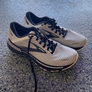 brooks athletic shoes men’s size 10. adrenaline GTS 22. black and white